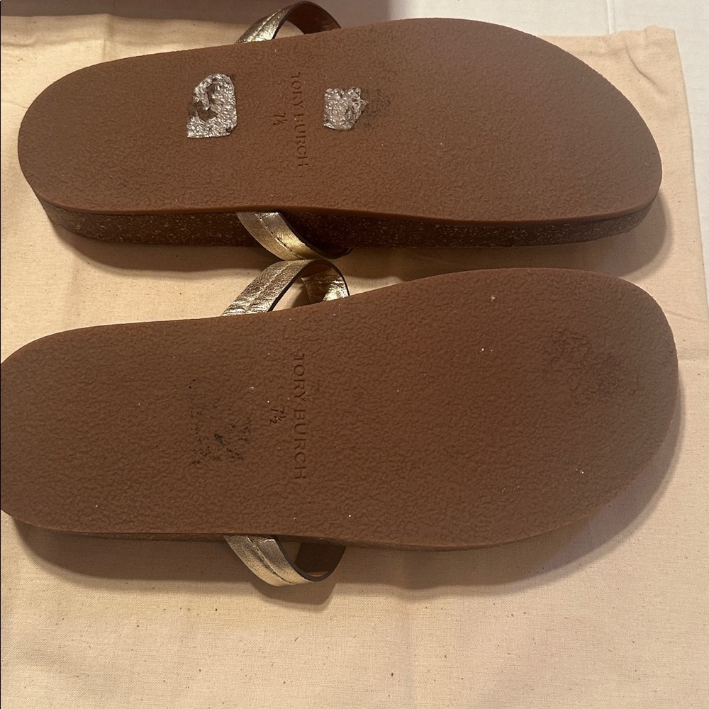 Tory Burch Metallic Gold Logo Thong Sandals too big for me never worn - Picture 3 of 5